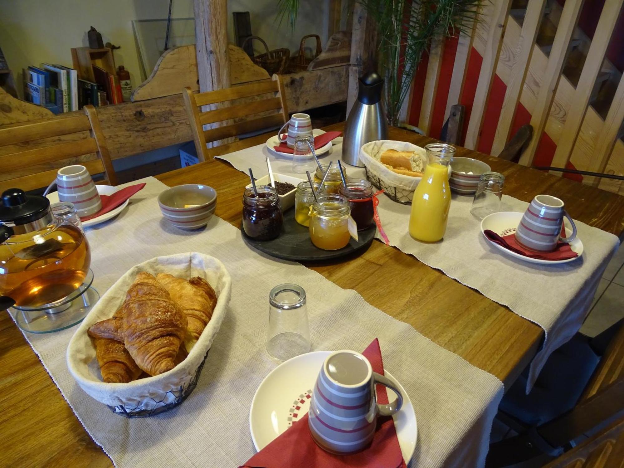 Saint-JeuresLa Ferme De Madelonnet住宿加早餐旅馆 外观 照片